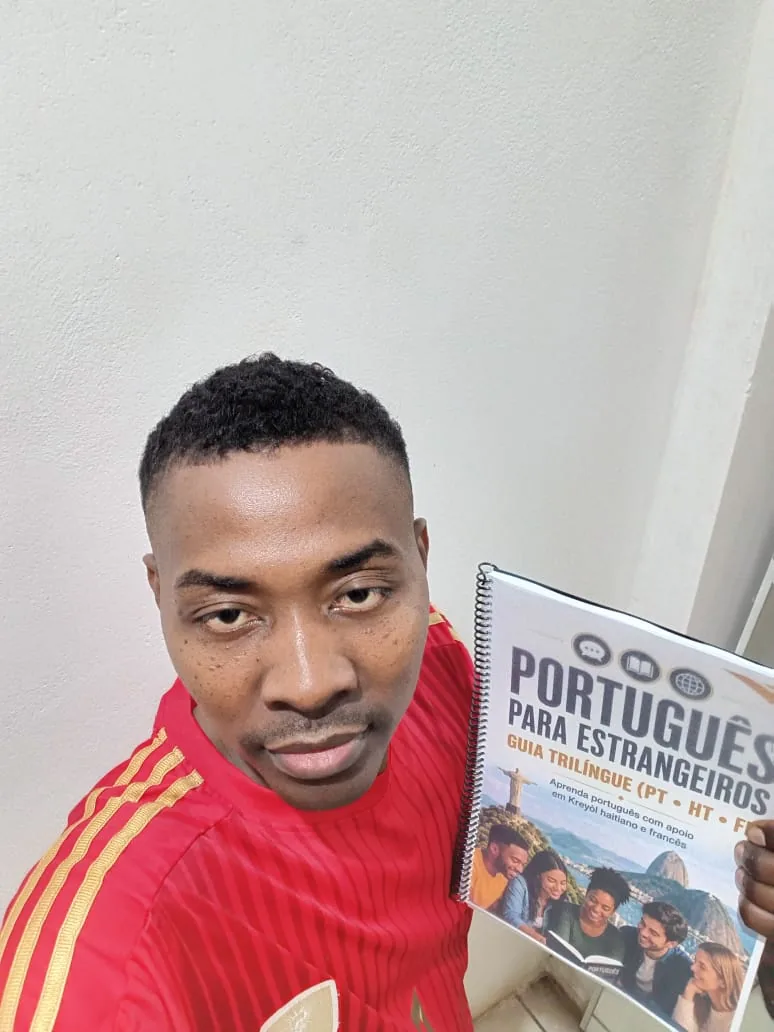 Aluno com o livro
