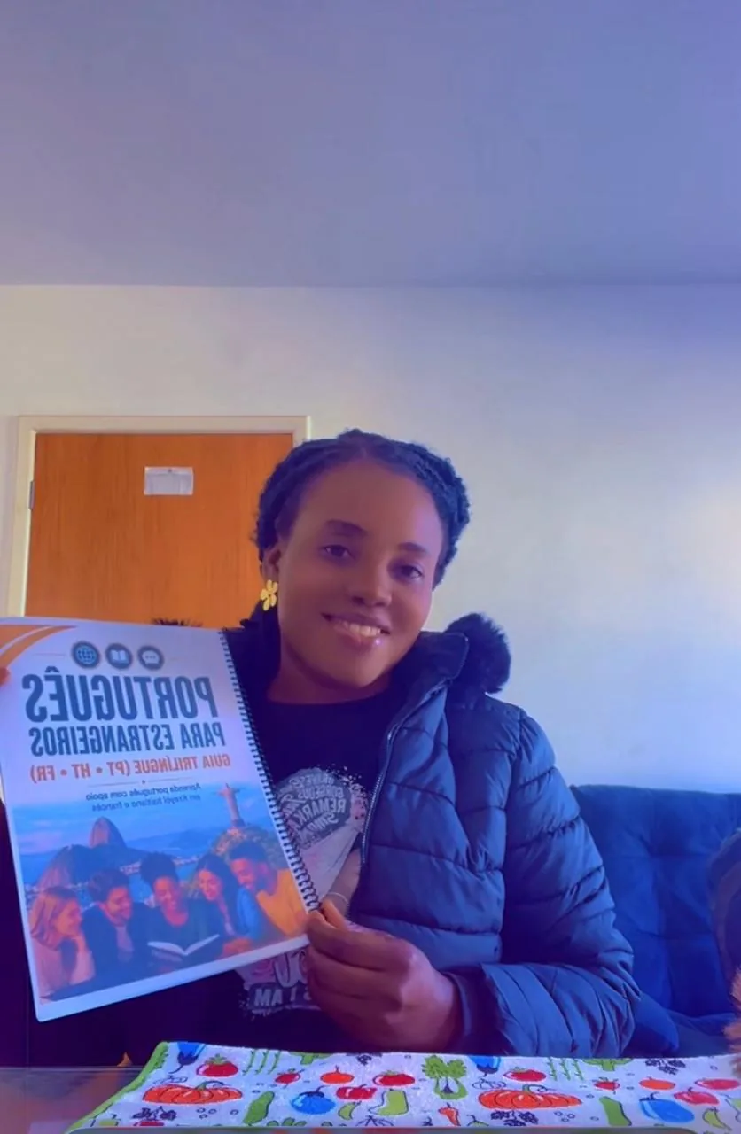 Aluna com o livro