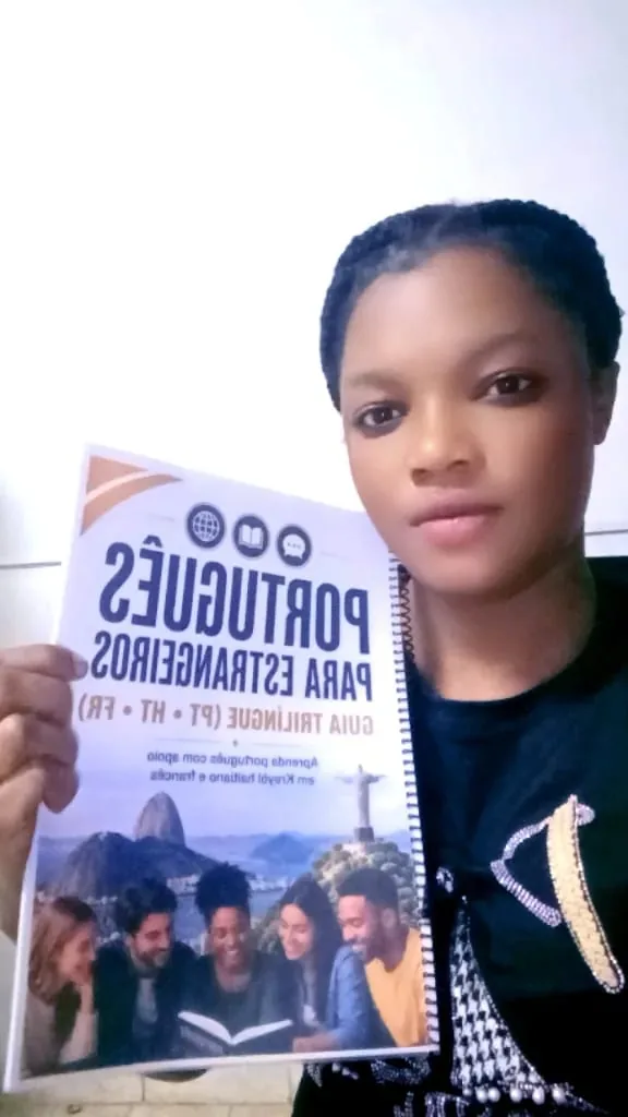 Aluna com o livro