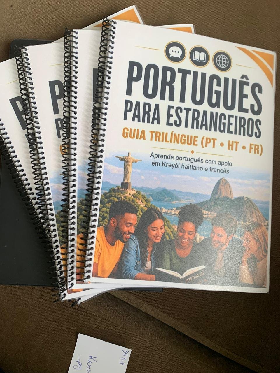 Vários exemplares do livro