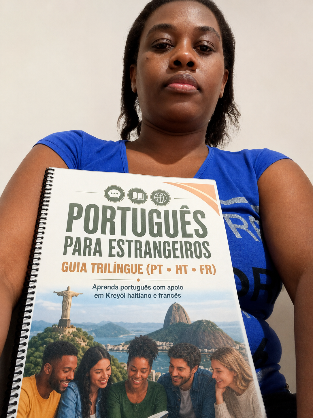 Aluno com o livro Português para Estrangeiros