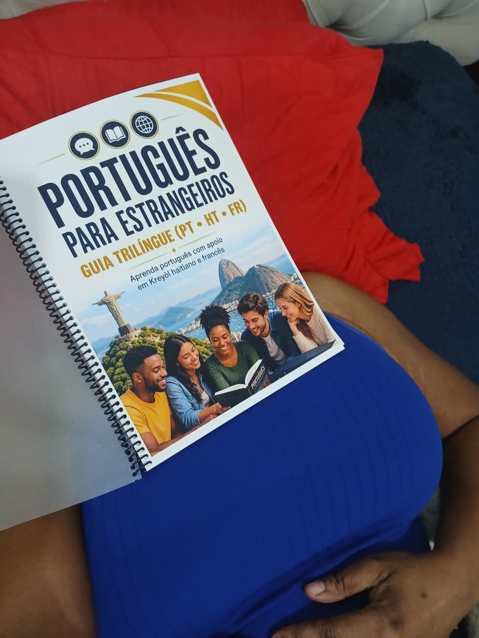 Aluno com o livro Português para Estrangeiros