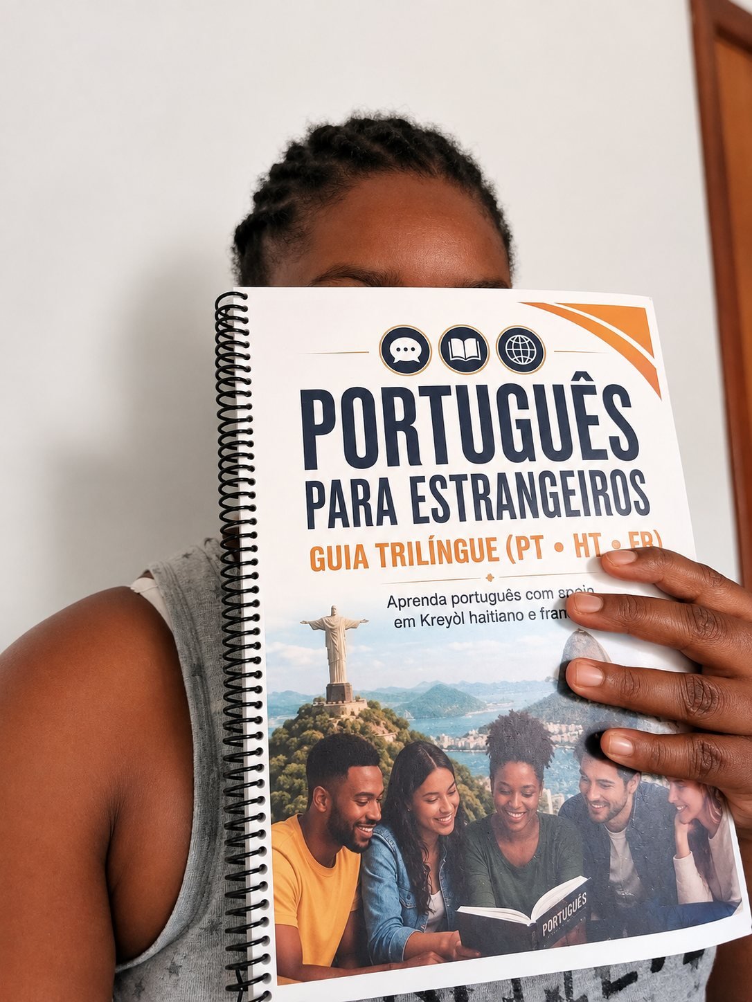 Aluno com o livro Português para Estrangeiros
